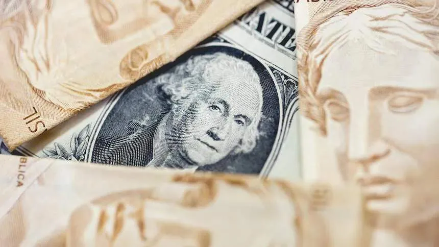 O dólar vai continuar "fraquinho" no curto prazo. O problema está no ano que vem