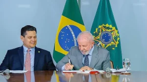 Presidente do Senado, Senador Davi Alcolumbre, Presidente da República, Luiz Inácio Lula da Silva, durante Entrega da PEC da Segurança Pública no Palácio do Planalto (Foto: Ricardo Stuckert / PR)