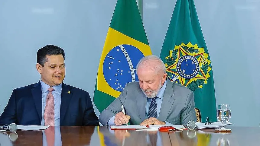Presidente do Senado, Senador Davi Alcolumbre, Presidente da República, Luiz Inácio Lula da Silva, durante Entrega da PEC da Segurança Pública no Palácio do Planalto (Foto: Ricardo Stuckert / PR)