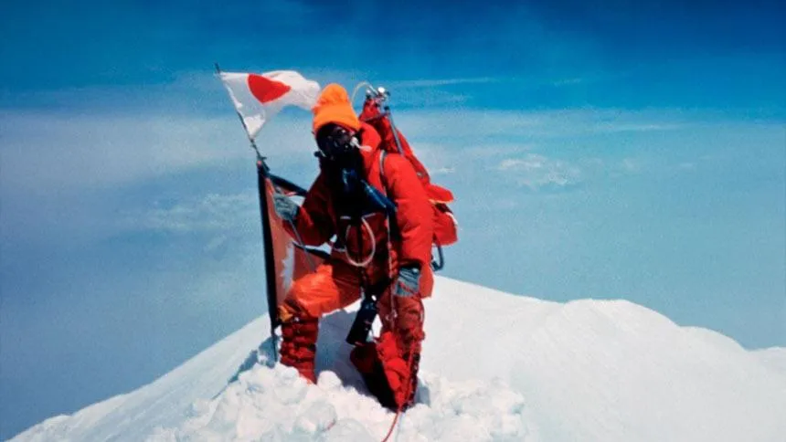 A história de pioneirismos da "dona de casa que escalava montanhas" e chegou ao topo do Everest