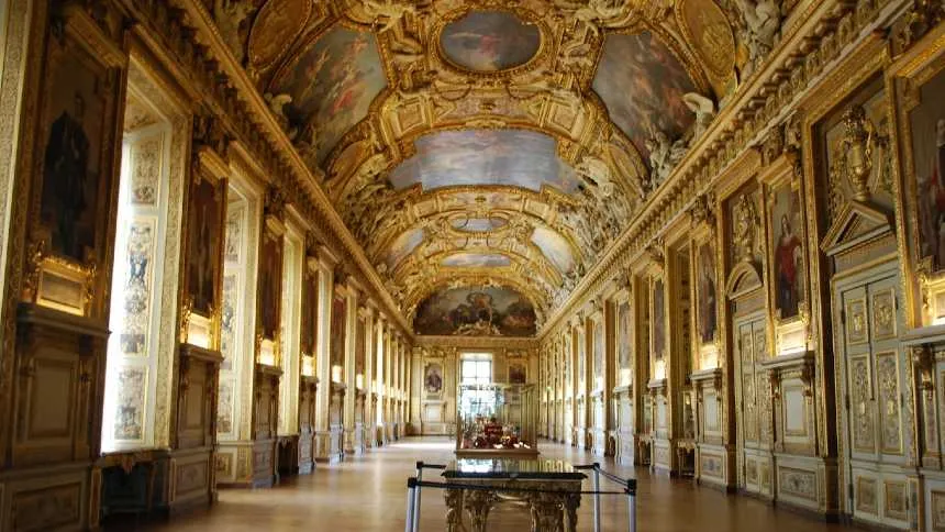 O "roubo do século" no Louvre escancara a fragilidade dos museus franceses O "roubo do século" no Louvre escancara a fragilidade dos museus franceses