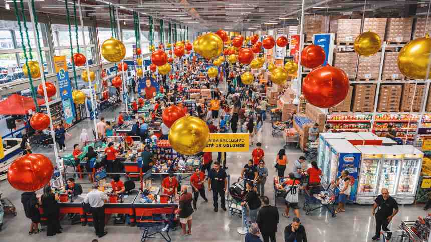 Assaí enche o carrinho com marcas próprias, farmácias e serviços financeiros
