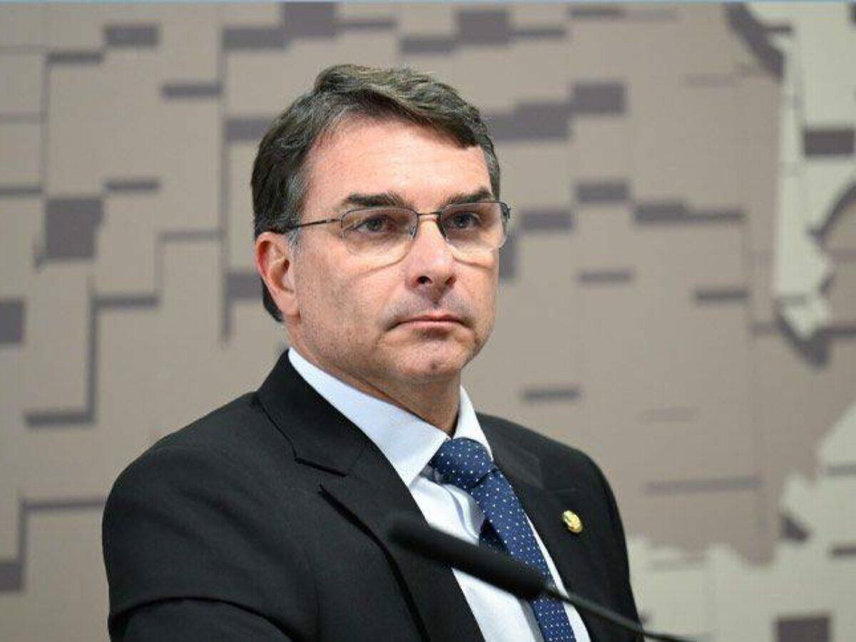 Flávio Bolsonaro's promises: privatization of 95% of state-owned companies  and cuts in spending and taxes. - NeoFeed