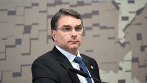 As promessas de Flávio Bolsonaro: privatização de 95% das estatais e corte de gastos e de impostos