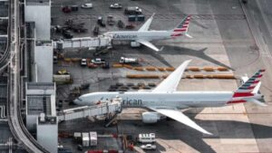 No chão: guerra entre EUA e Irã gera custo extra de US$ 11 bilhões para as companhias aéreas em 2026