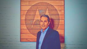 Motorola sobe "um degrau" no Brasil e mira dois adversários: Samsung e o contrabando de celulares