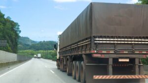 Governo precisa agir contra falhas que geram risco, ineficiência e distorções no transporte rodoviário