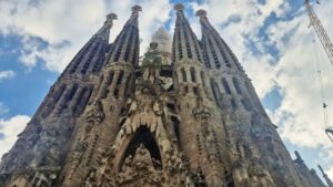 A etapa final da obra-prima de Gaudí: a Sagrada Família chega ao topo e vira a maior igreja do mundo