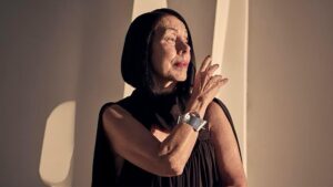 A primeira luz do dia inspira novas esculturas e uma coleção de joias de Iole de Freitas