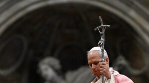 Leão XIV, um ano depois: como um papa discreto se tornou voz contra a guerra