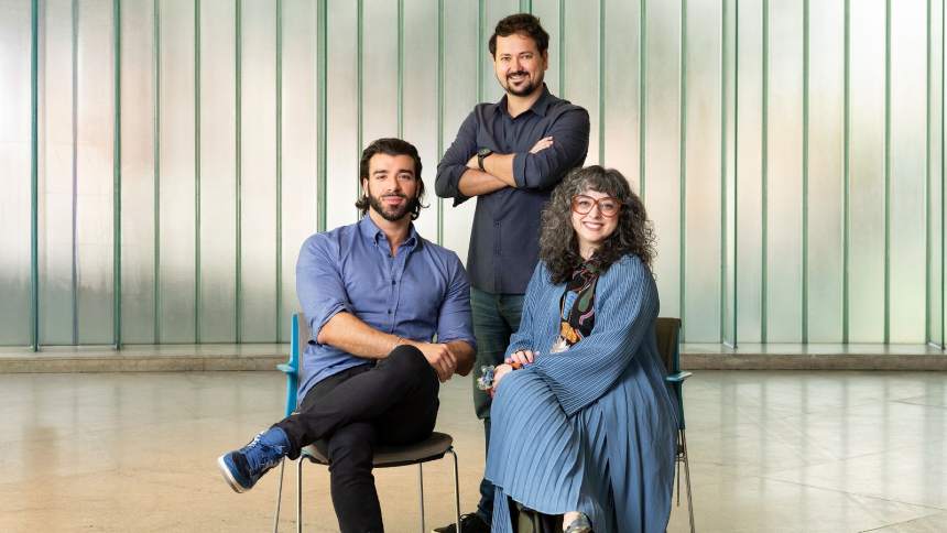 Thiago Campos, diretor de estratégia; Tales Ponce (em pé), diretor de atendimento; Paula Nadal, CEO e fundadora da Pivot Comunicação (Créditos da foto: Vivian Koblinsky)