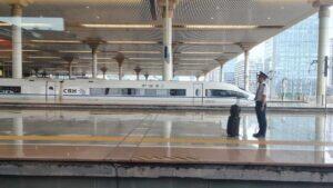 Uma viagem, a 350 quilômetros por hora, no avanço do trem-bala chinês