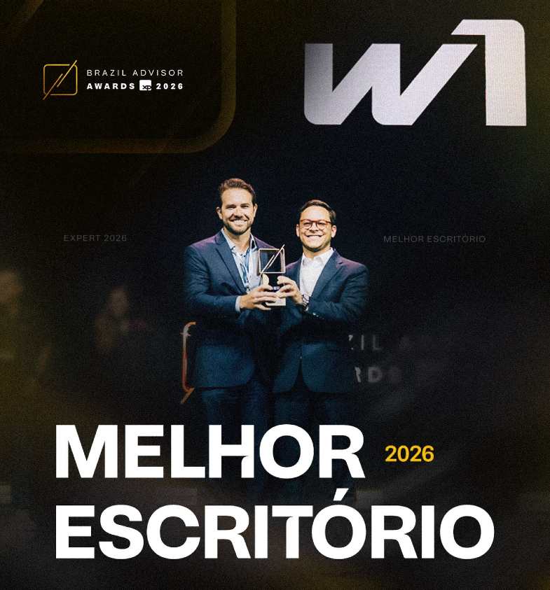 Gabriel Mangueira, CEO W1 Inc, e Pedro Lobão, CCO W1 Inc, no palco do Brazil Advisor Awards 2026