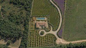 No interior de São Paulo, antiga fazenda de café une refúgios de alto padrão e vinhedos privativos
